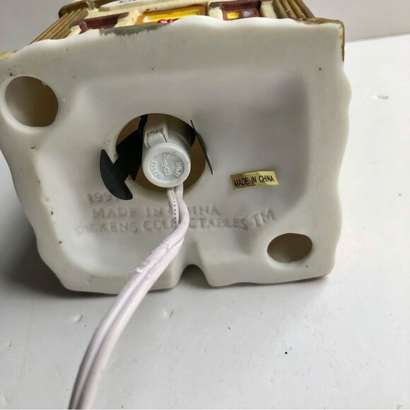 DICKENS COLLECTABLES TOWNE SERIES "EATON SQUARE" PORCELAIN HOUSE LIGHTED 1997 - Picture 11 of 11